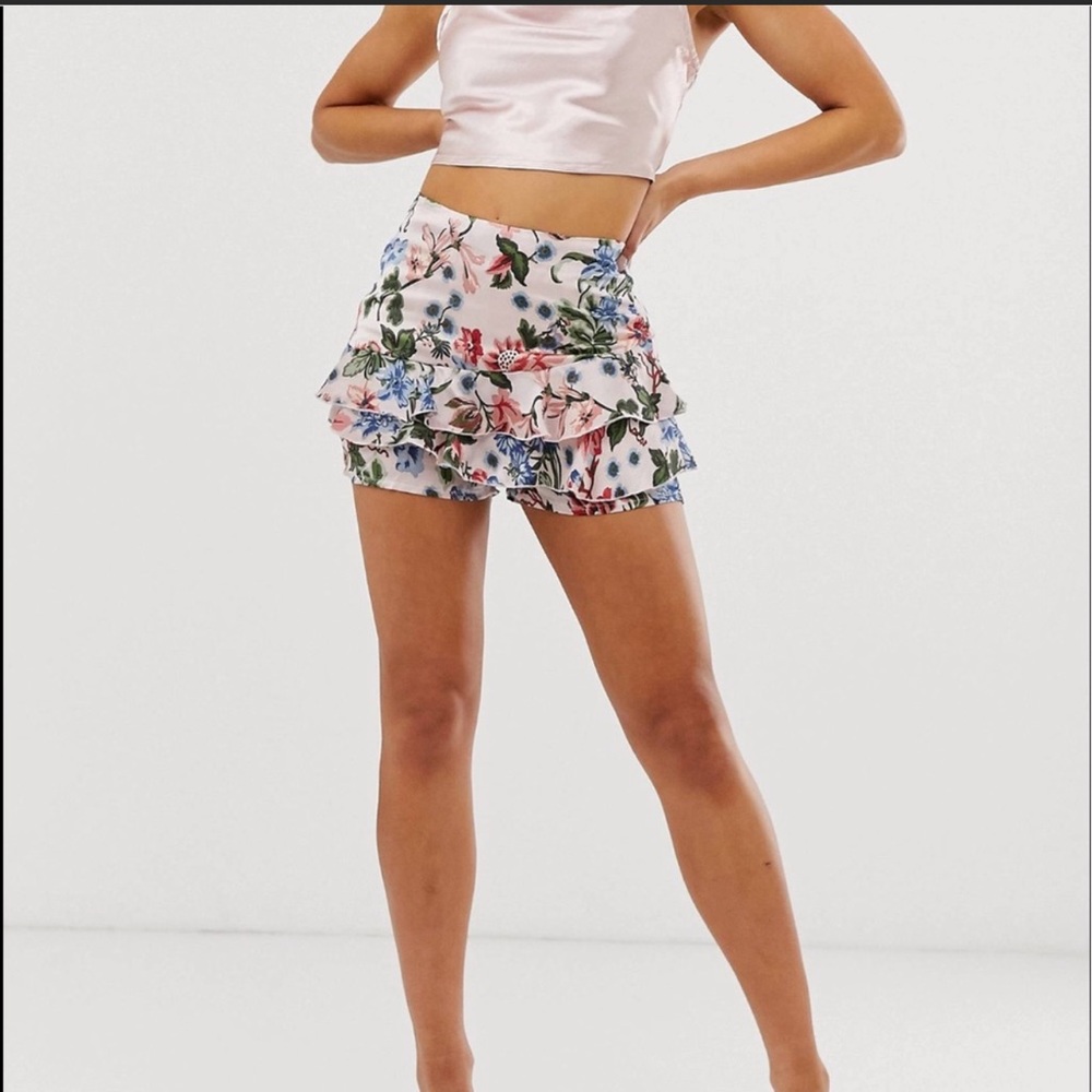 NWT MISSGUIDED Satin Crepe Floral Frill Short Pink Size 2
